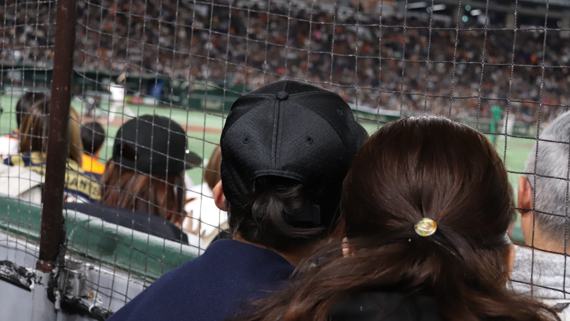 東京ドームの観客席から打席に立つ吉川選手を見守る親子