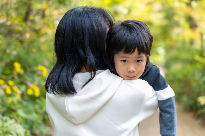 幼児を抱っこする女性