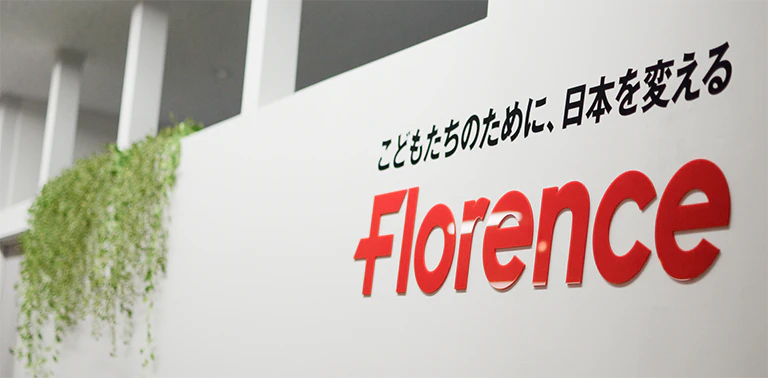 赤い文字で「Florence」と書かれた白い壁の一部