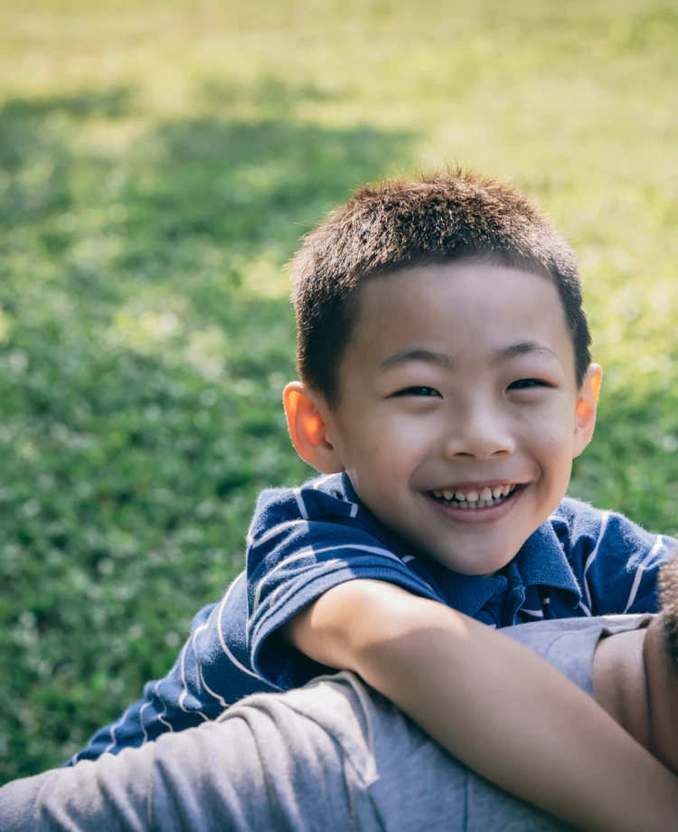 父親の背中にいる笑顔の男の子