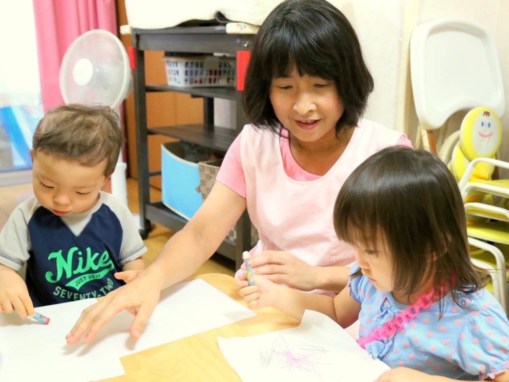 子供と遊ぶ成川園長