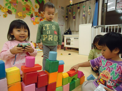 おもちゃで遊ぶ子供たちの様子