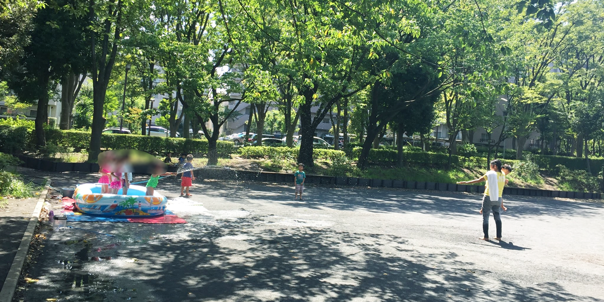 水遊びをする子どもたち