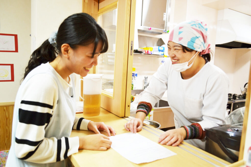 保育スタッフと調理スタッフが会話している様子