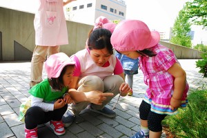 おうち保育園の散歩の様子