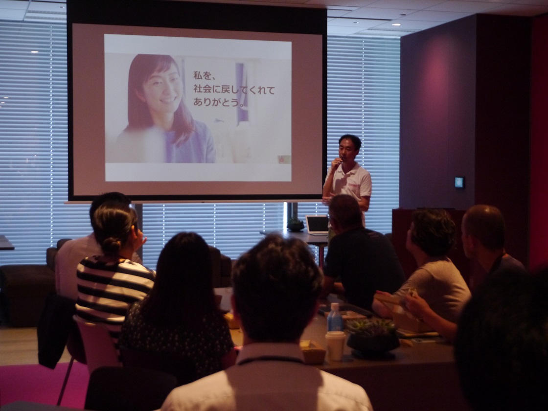 講演する障害児保育園ヘレンマネージャー・森下