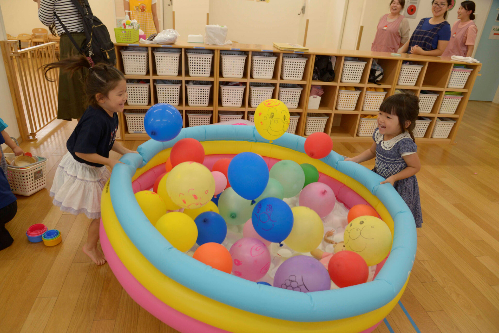 保育室で子供が遊ぶ様子