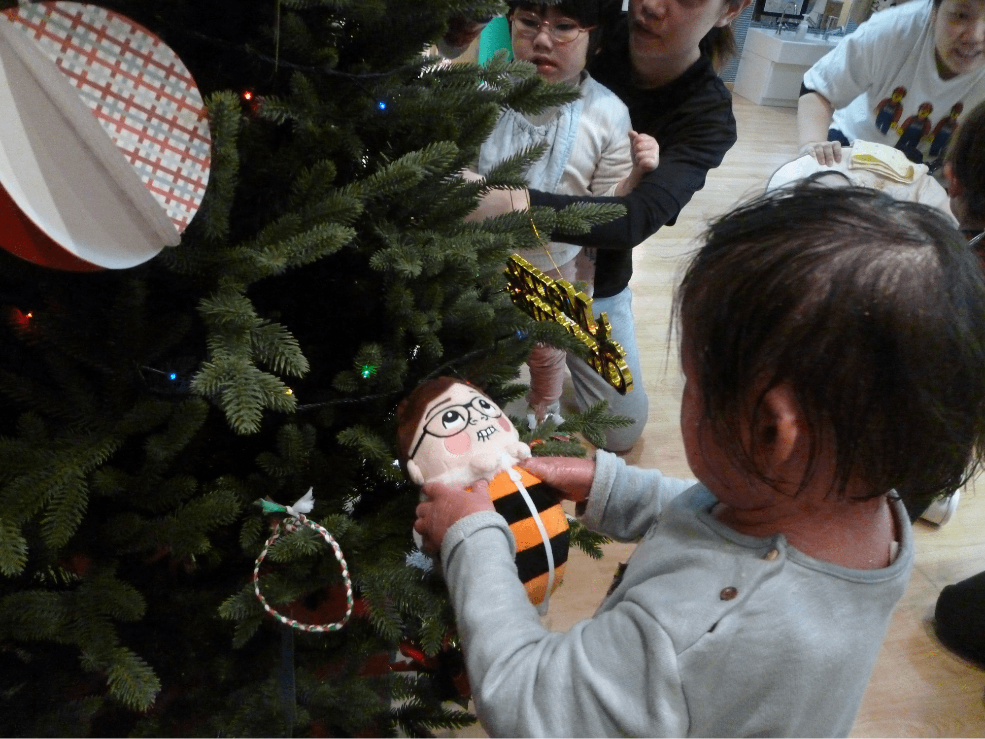 飾り付けをする子供の様子