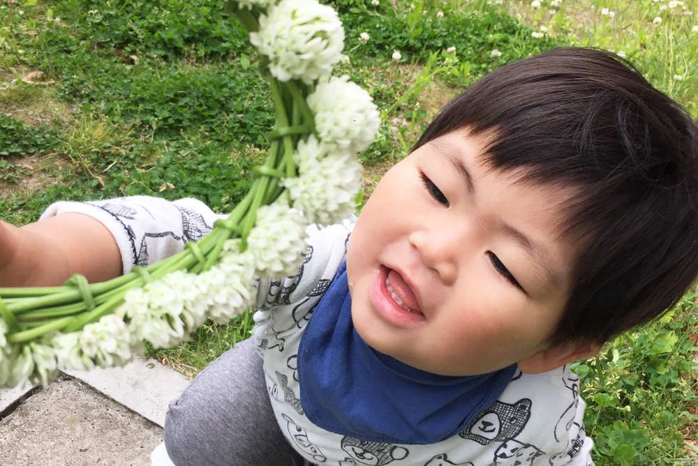 花冠を前に笑顔のお子さん