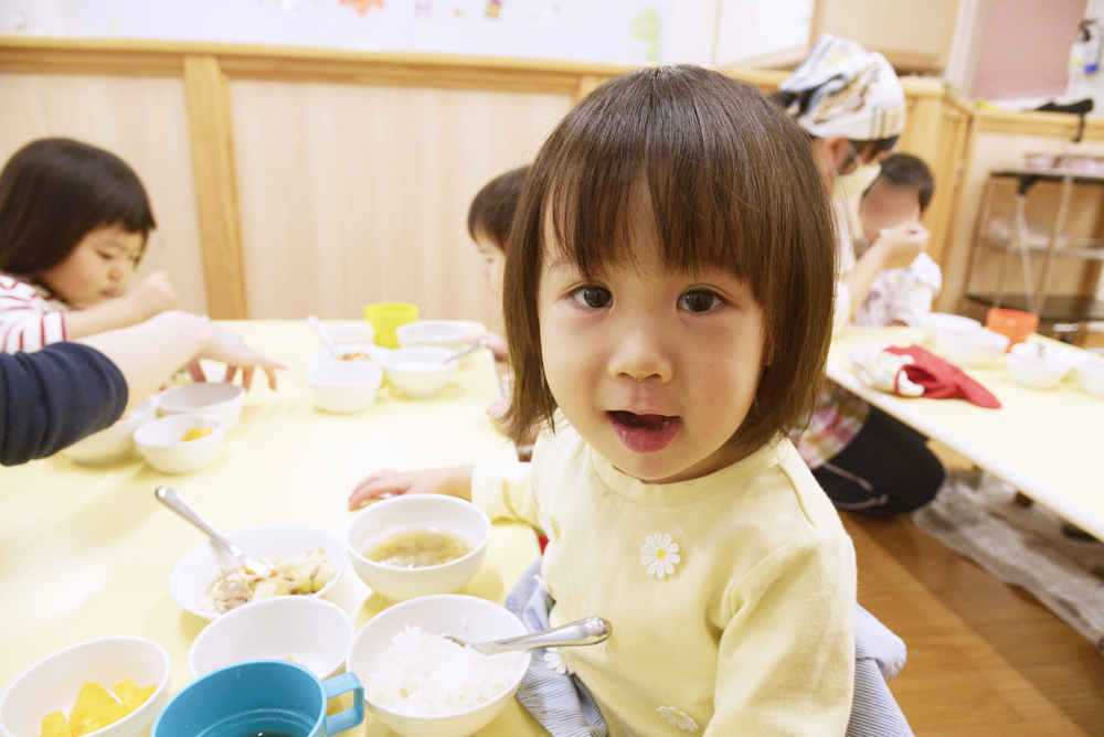 お食事を楽しむお子さん