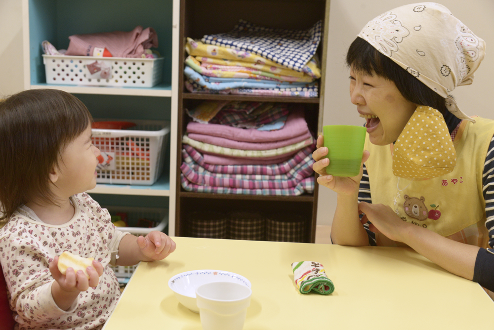 お子さんと先生の給食風景