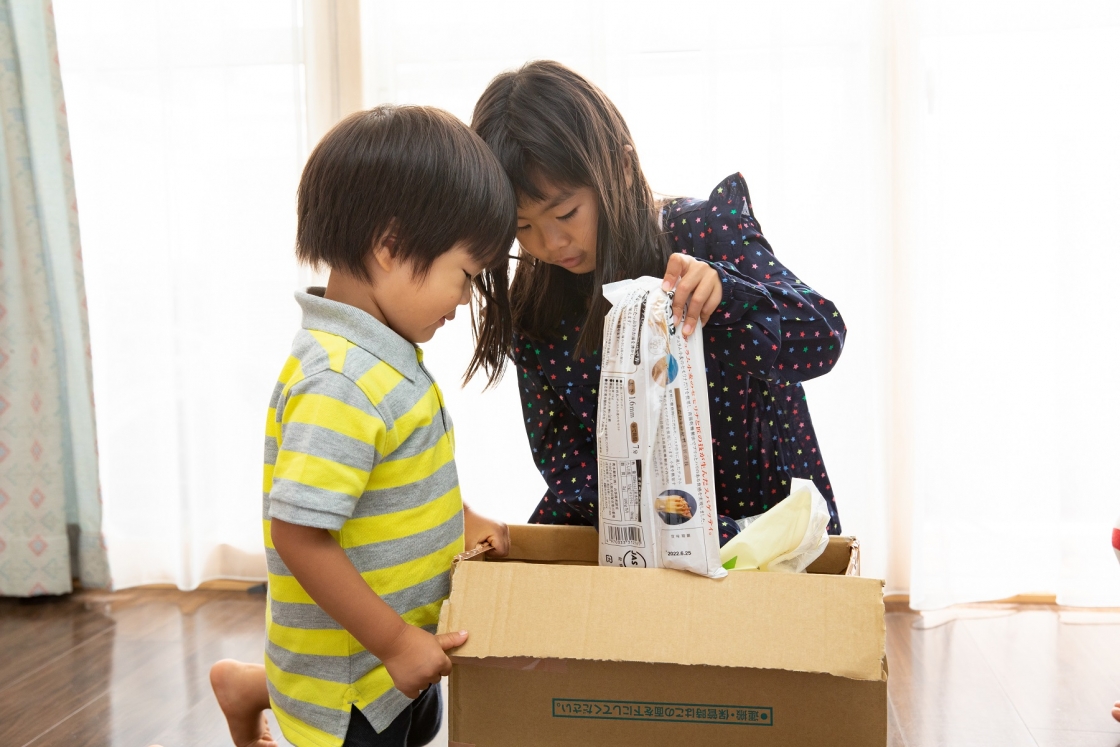 届いた食品を見る子どもたち