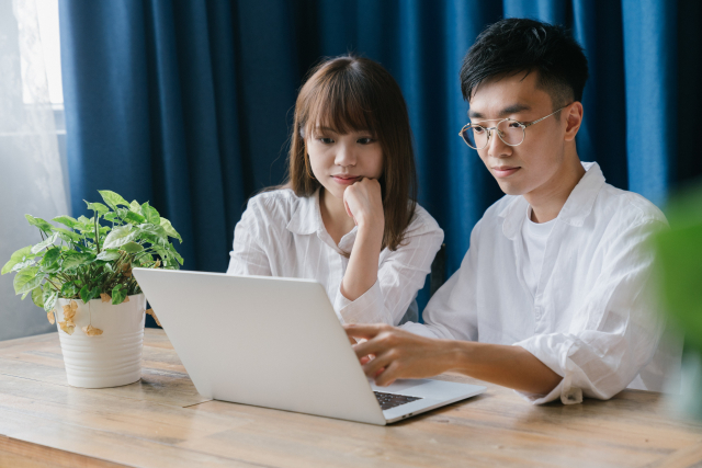 夫婦で話し合いをするイメージ