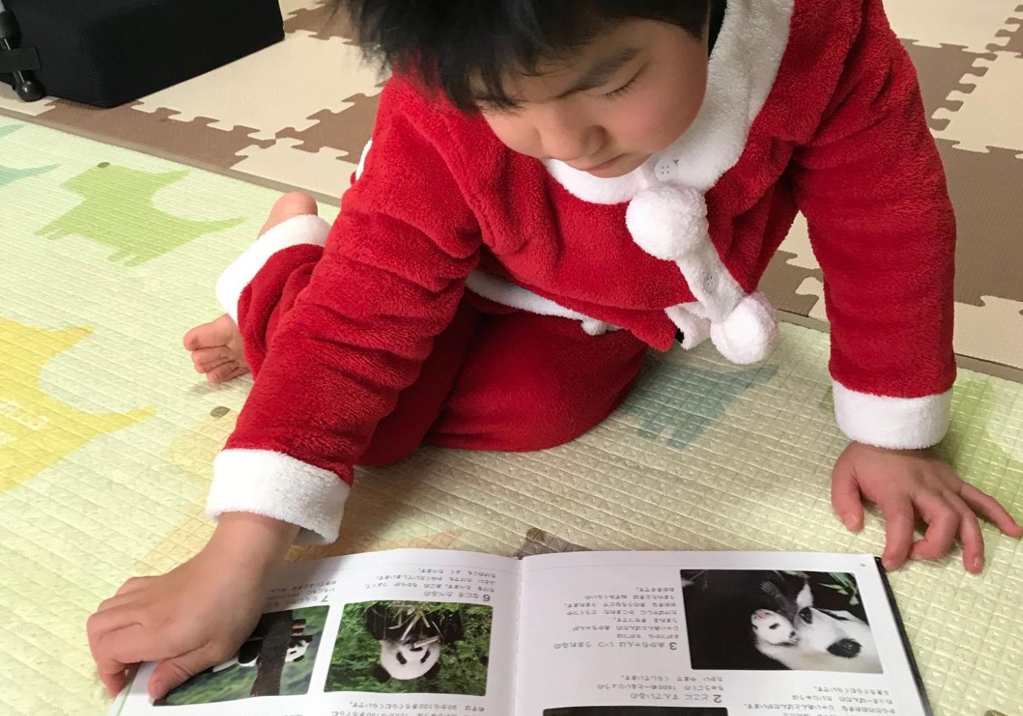 お気に入りの本を読む医療ケア児のお子さん