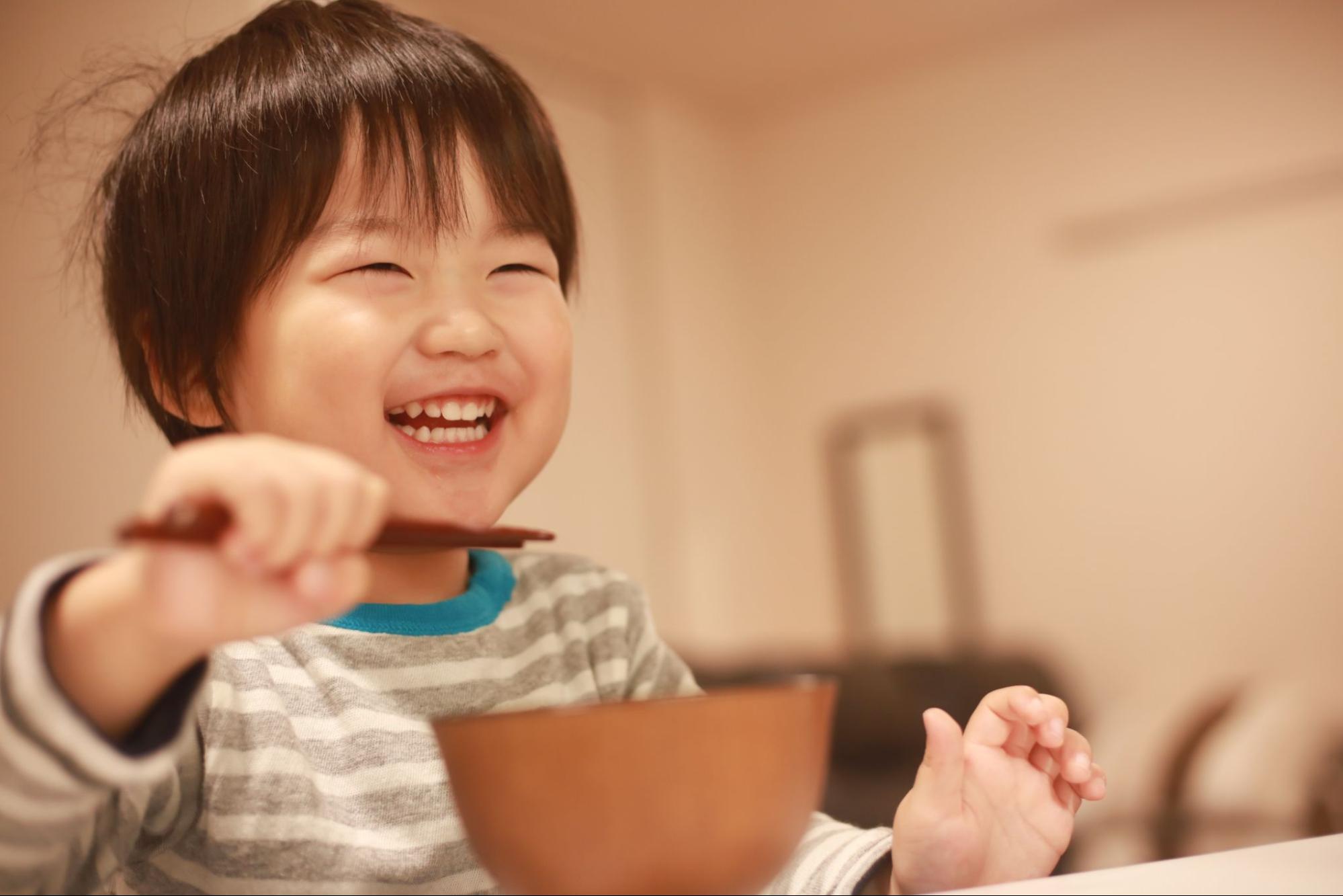 子供が食事をするイメージ