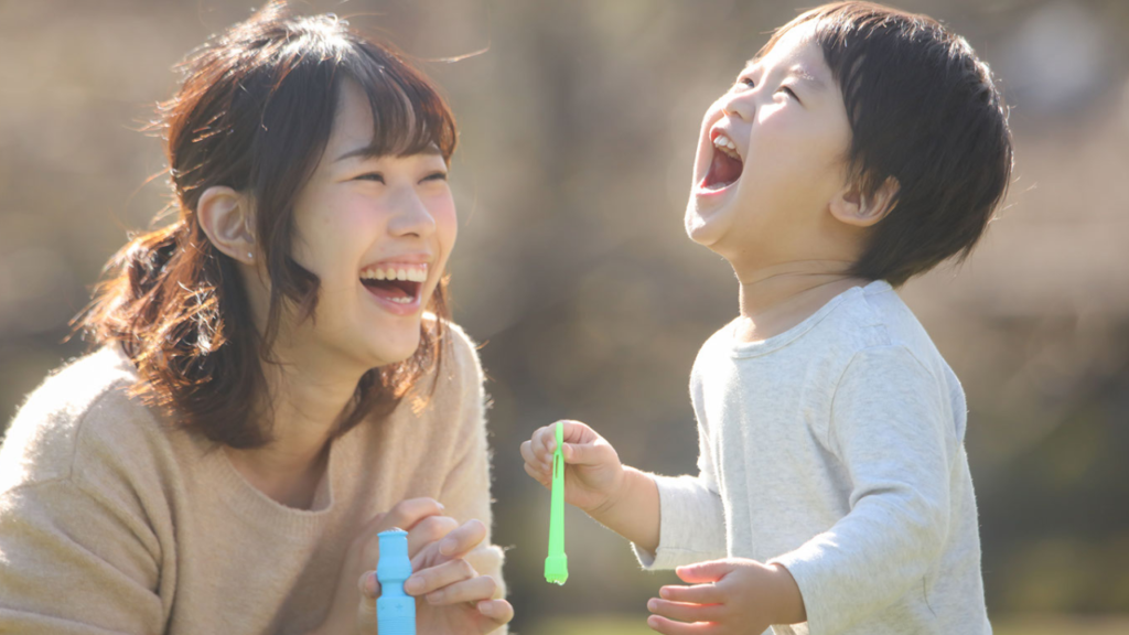 母子が遊ぶイメージ