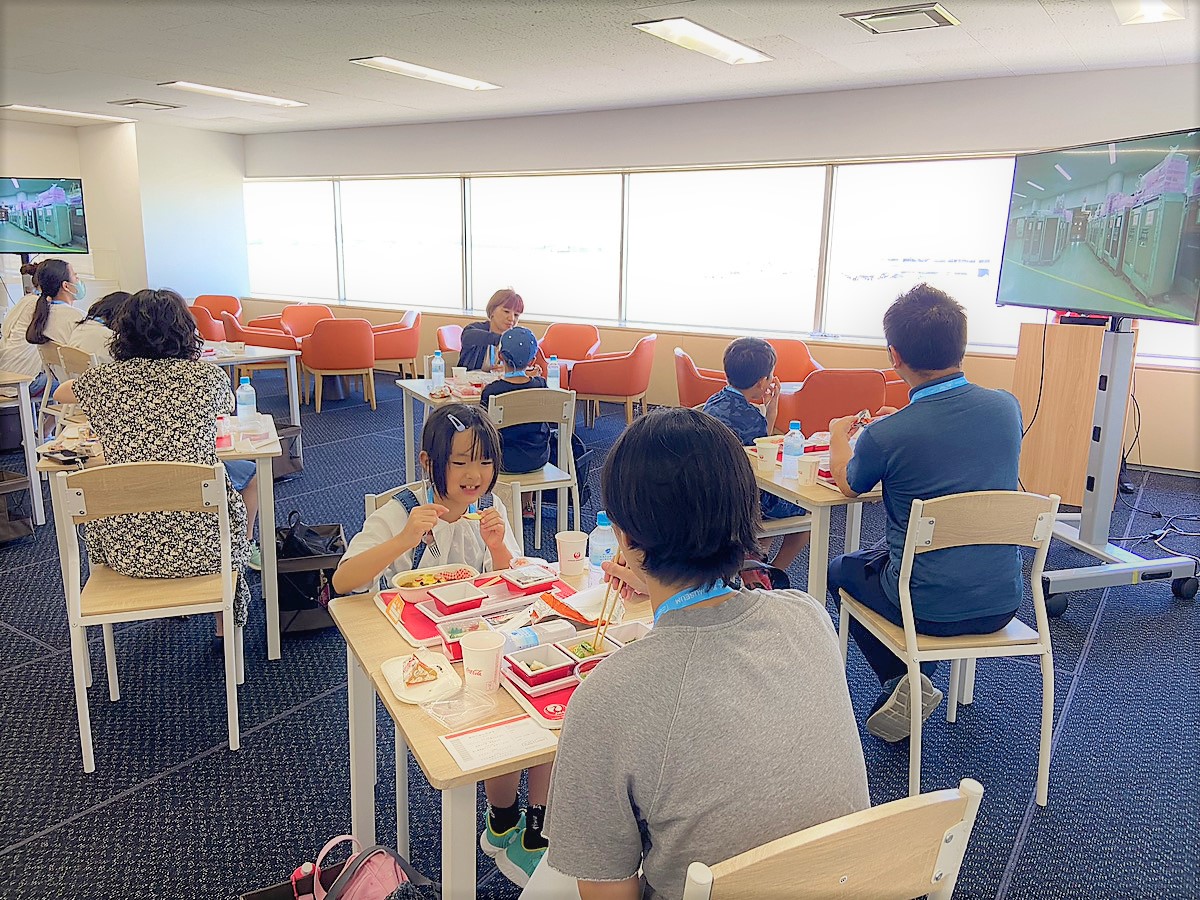 機内食を食べている様子