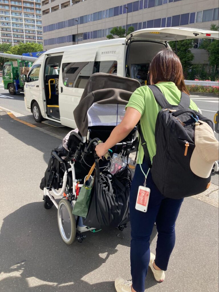 介護タクシーに乗車する様子