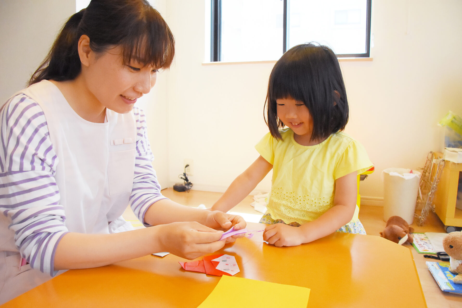 ひとり親家庭での病児保育を行う保育スタッフ