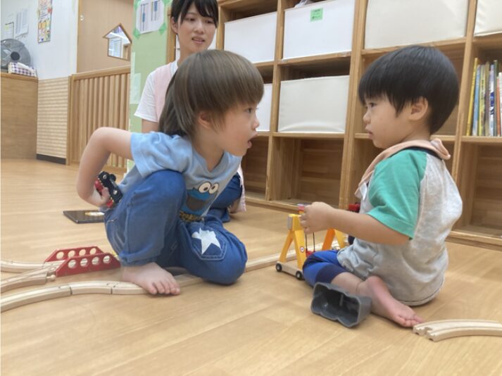 子供達が遊ぶ様子