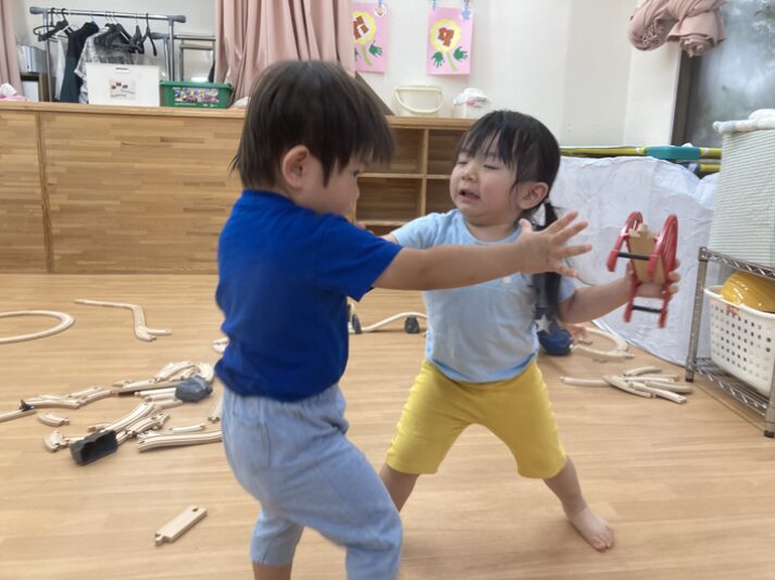 子供達が遊ぶ様子