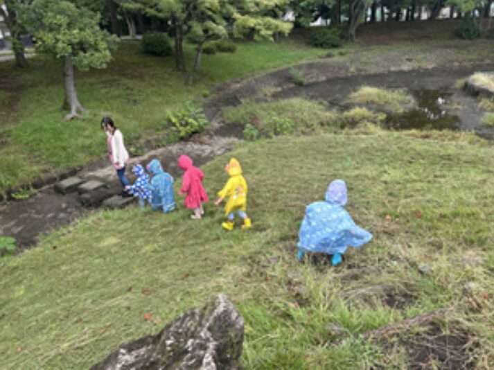 子供達が外で遊ぶ様子