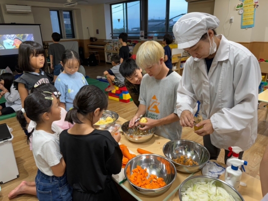 材料を切る様子