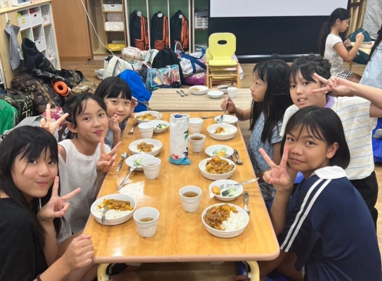 カレーを食べている様子