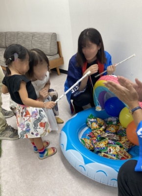 お菓子を釣っている様子