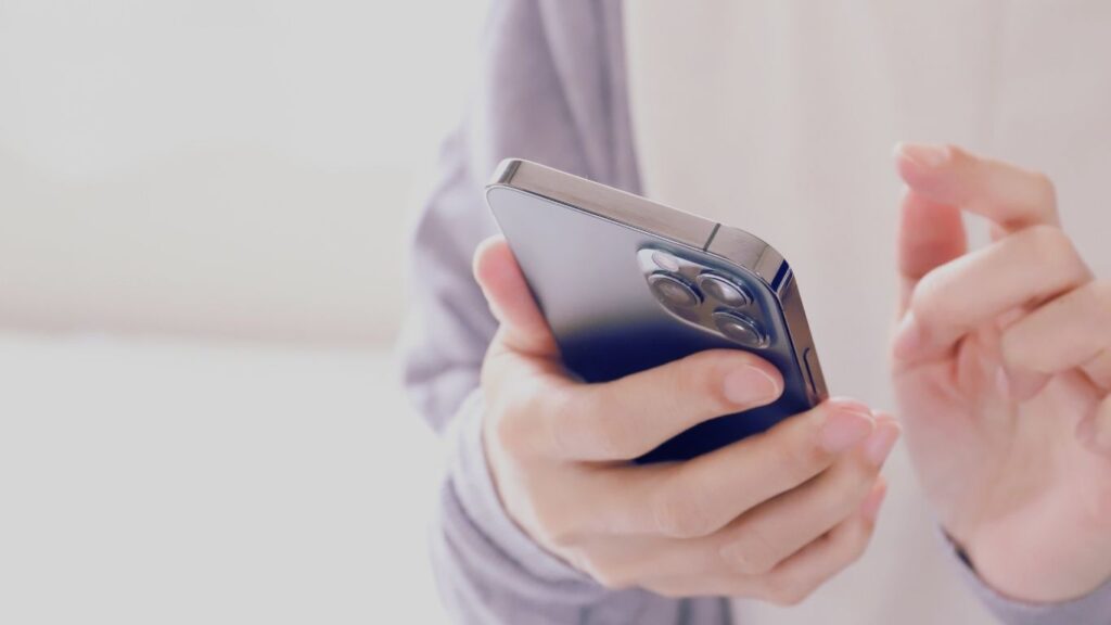 スマートフォンを利用して相談をしているイメージ画像