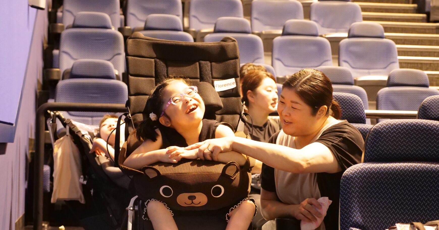 2025年8月にイオンシネマ名取にて第3回「医ケア児おやこ映画会」を開催しました。 医療的ケア児のご家族が安心して映画を楽しめるようにと企画したもので、参加者のほとんどが初めての参加で、中には映画館デビューを果たしたお子さんの姿もありました。