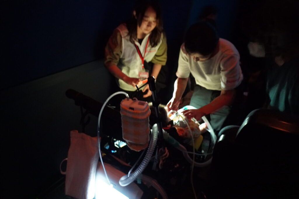 劇場内でのケアの様子。上映中でも胃ろうやたんの吸引、酸素療法などを行えるのは医ケア児おやこ映画会ならでは。