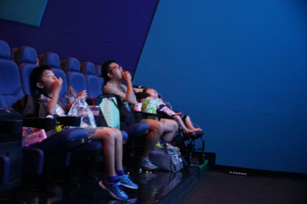 家族みんな同じポースで映画を楽しむ様子。