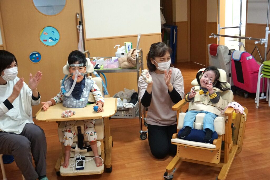 医療的ケア児が保育園の朝の会に参加している