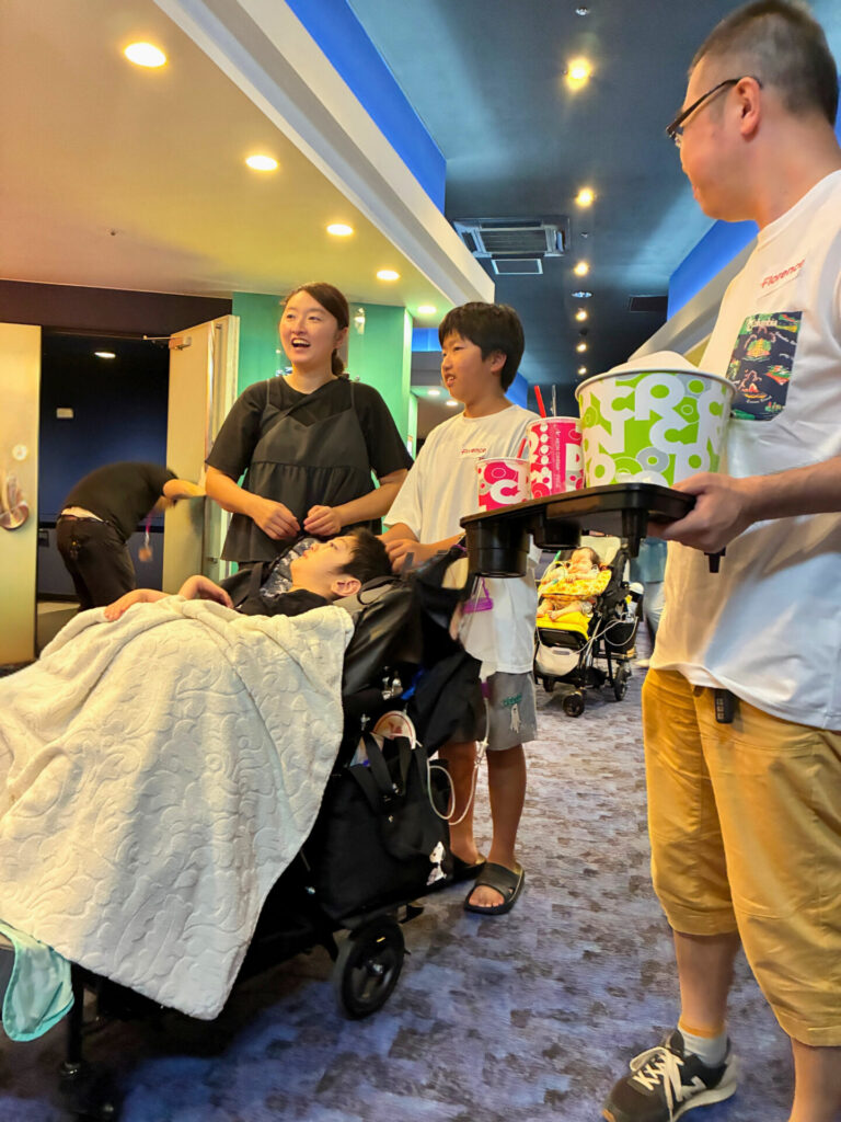 きょうだいも一緒に家族みんなで映画館で過ごす様子。