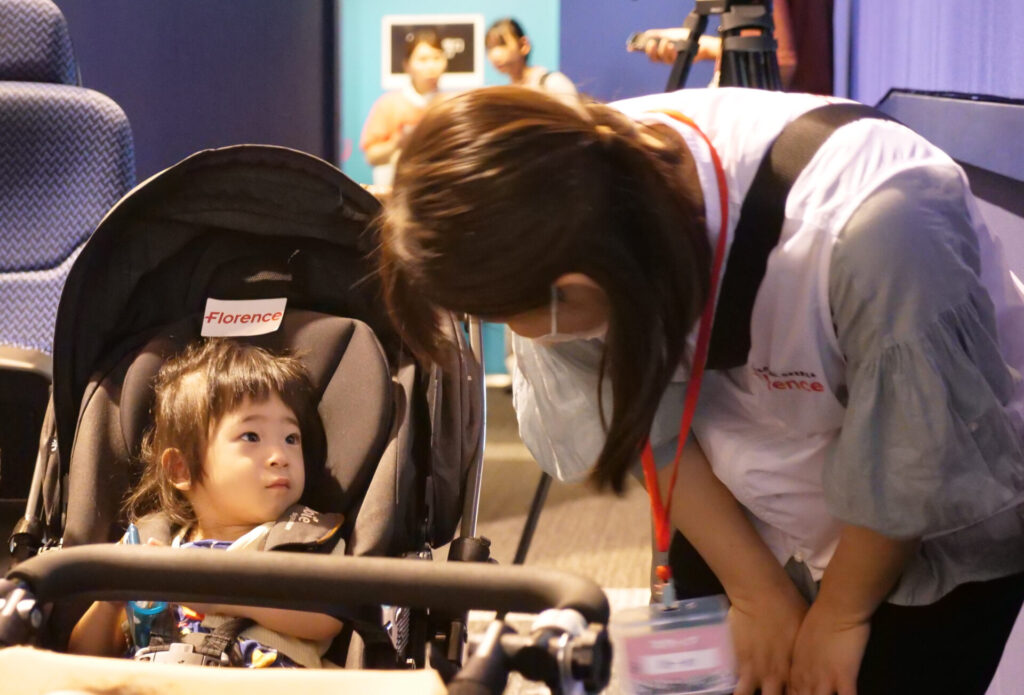 緊張気味のお子さんに「楽しみだね」と優しく声がけします。