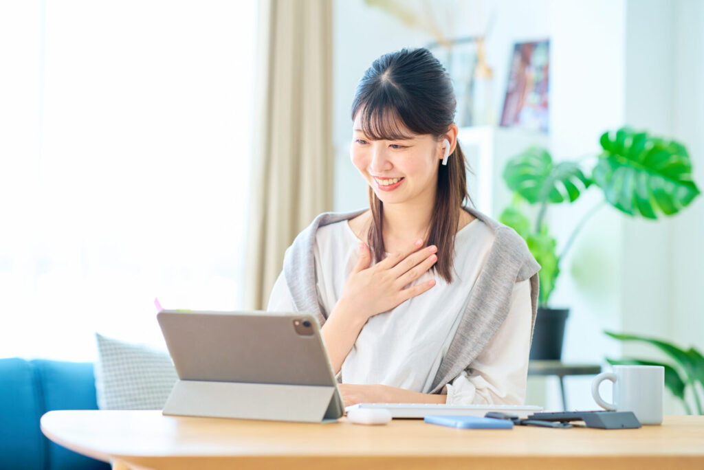 タブレットを使用しオンラインコミュニティに参加するユーザー