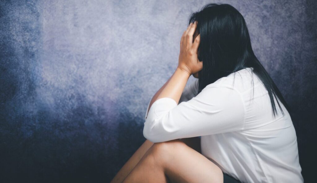 頭を抱える女性