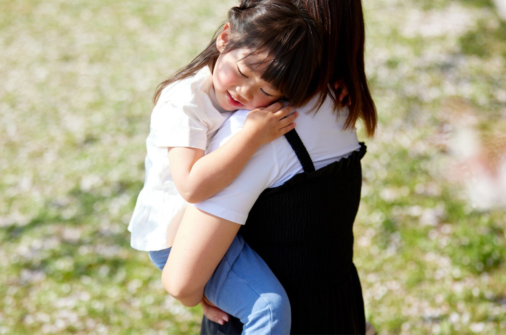 女性に抱っこされている女の子