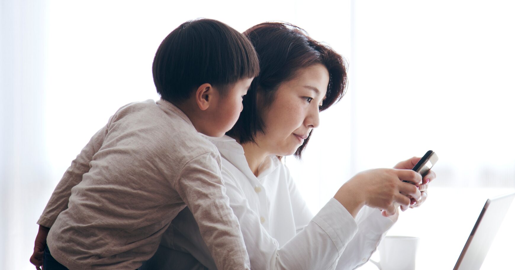 【使途が選べる法人寄付】親子を「孤立」させない｜スマホひとつで専門職とつながり支える「ハイブリッドソーシャルワーク」への支援