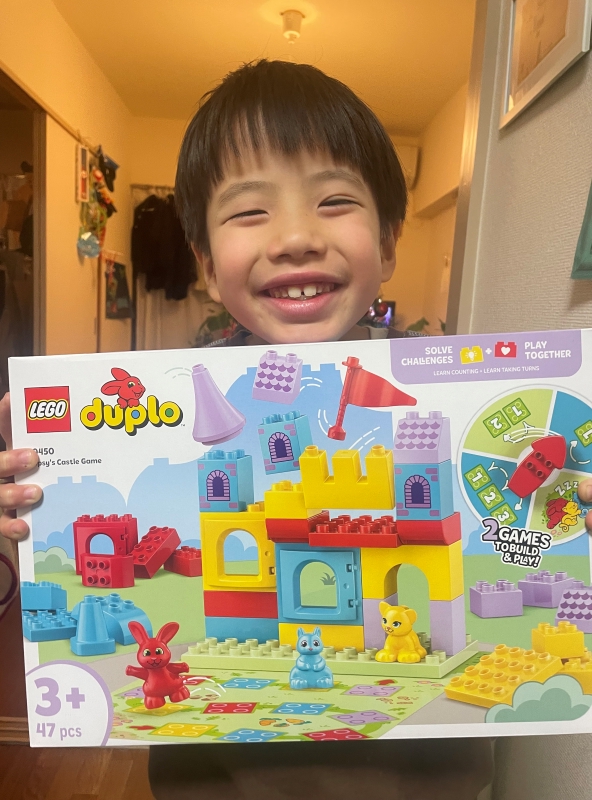 レゴを持って笑う男の子