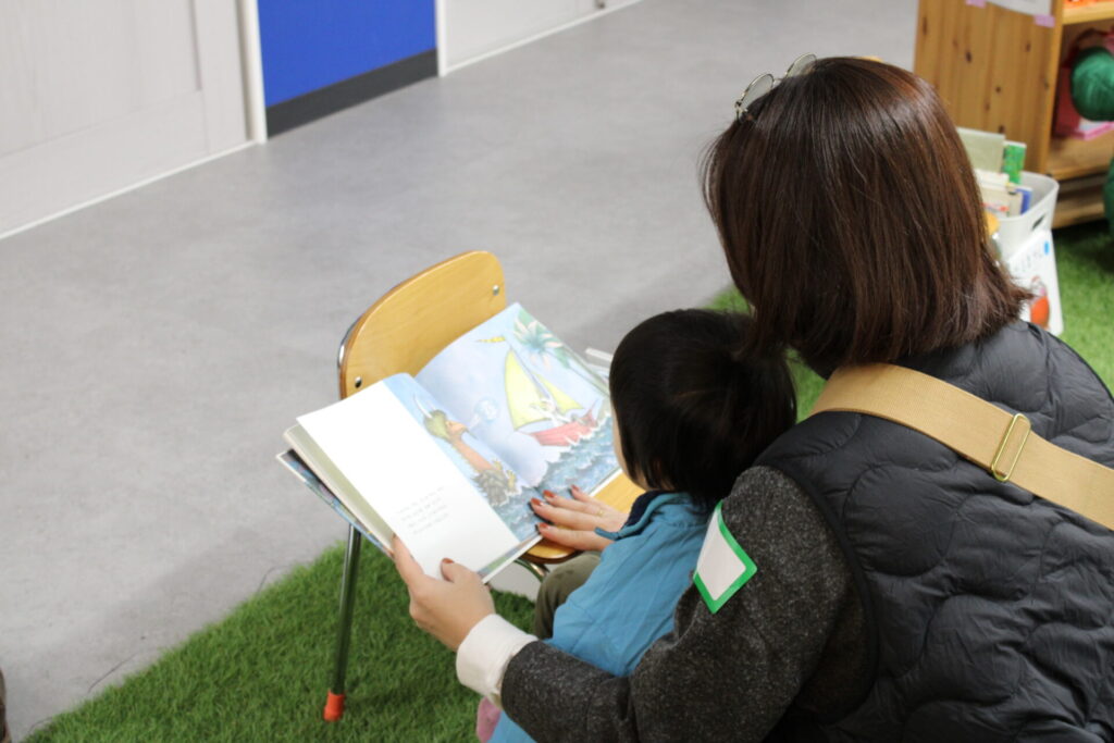 絵本を楽しむ親子
