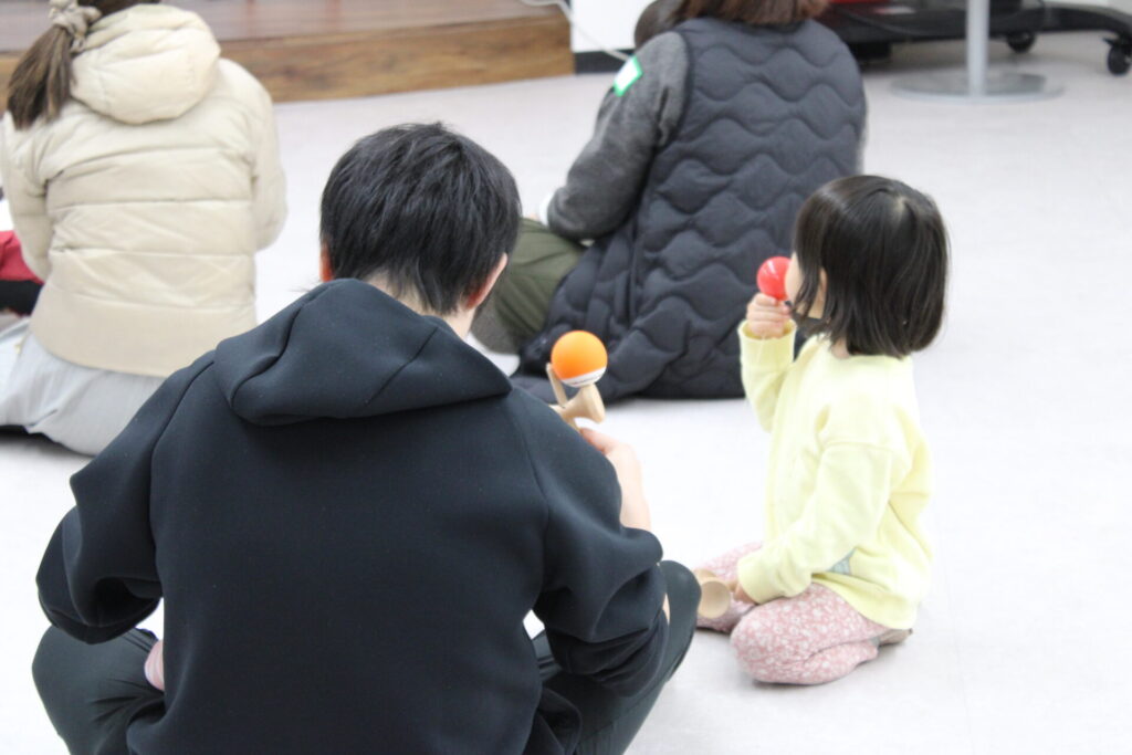 けん玉を楽しむ親子