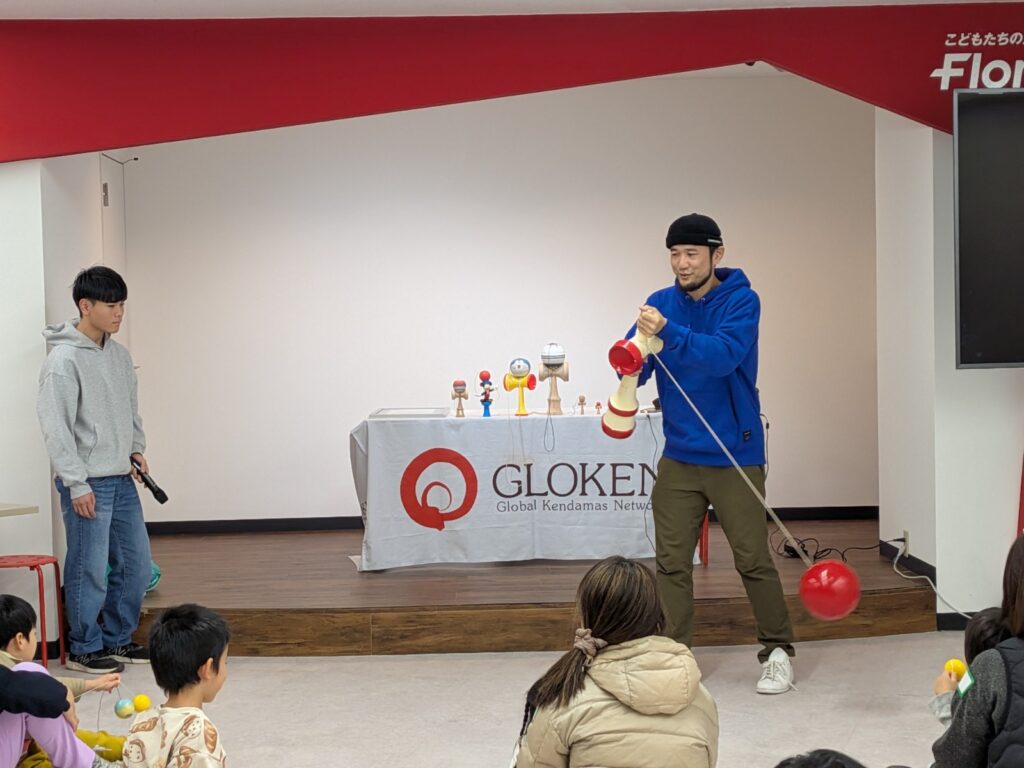 圧巻のけん玉パフォーマンス