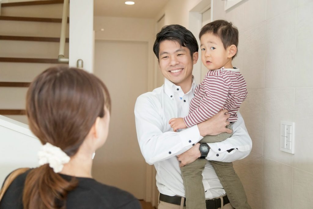 病児保育を依頼した親子とレスキュー隊員