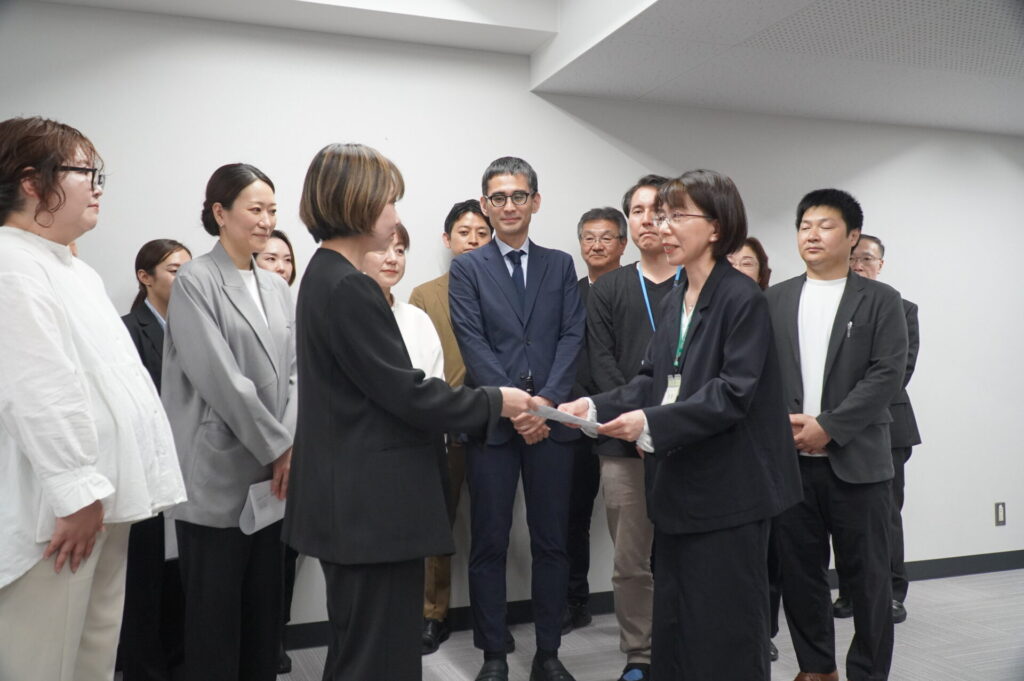 要望書を仙台市のこども若者局長に手渡した瞬間の写真