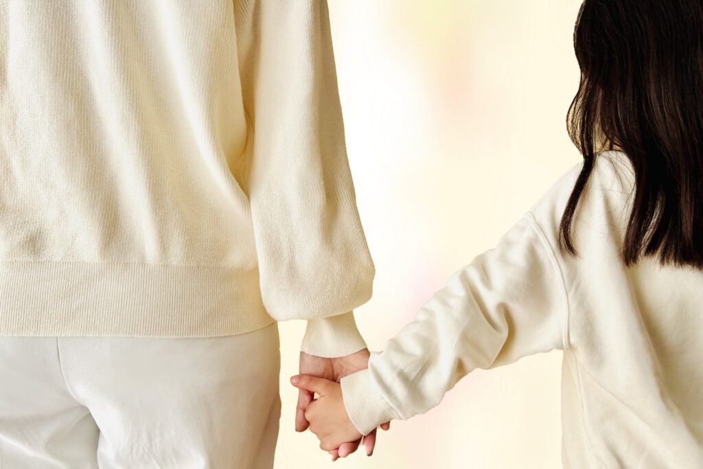 手をつなぐ親子のイメージ