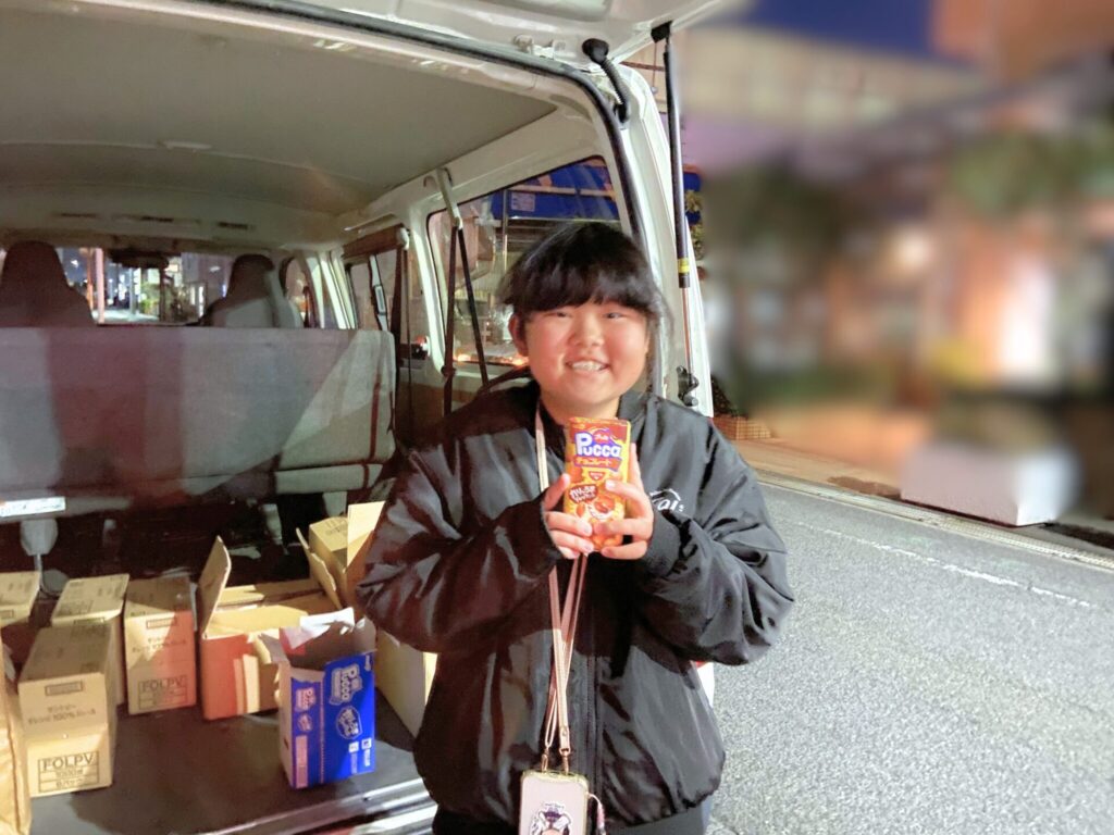 こども宅食でお菓子をもらって喜ぶお子さん