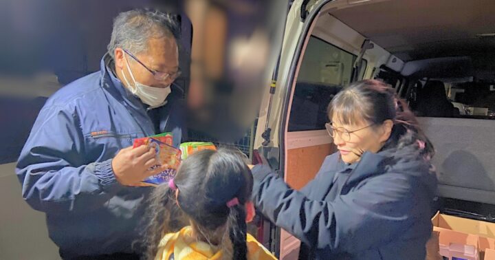 こども宅食で親子に食品を手渡しする様子