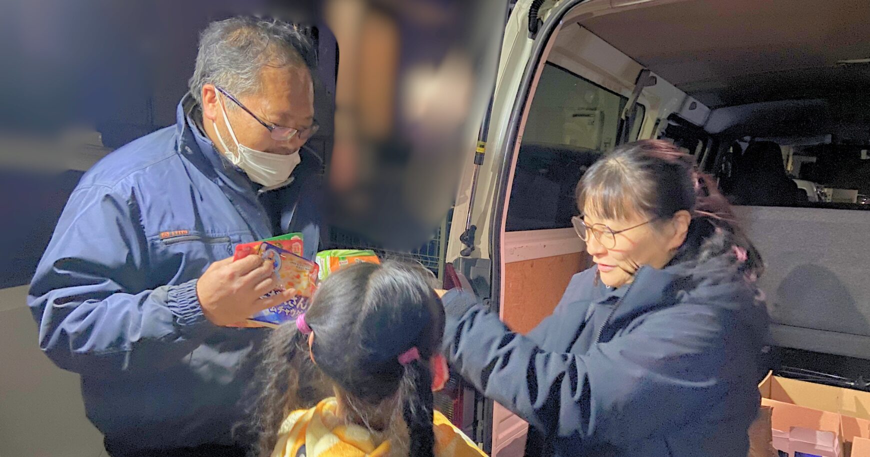 こども宅食で親子に食品を手渡しする様子